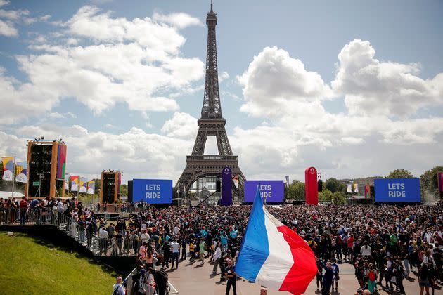 Tour Eiffel : un drapeau géant pour lancer les Jeux olympiques de Paris 2024  - Le Parisien