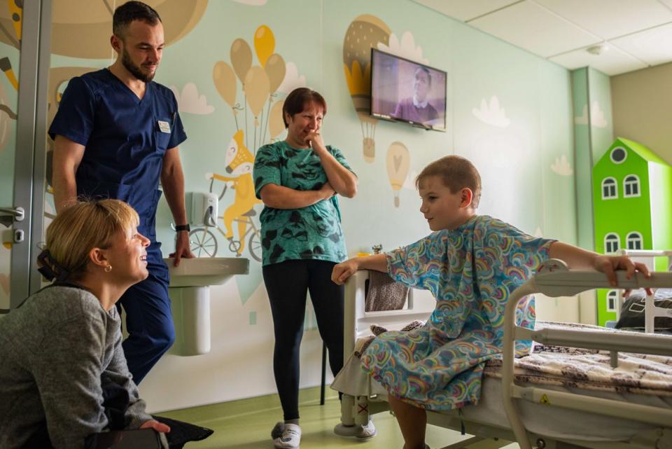 Oleksandr Reshetniak prior to his surgery in Ohmatdyt hospital on March 21, 2024, in Kyiv, Ukraine. (Oleh Tymoshenko / The Kyiv Independent)