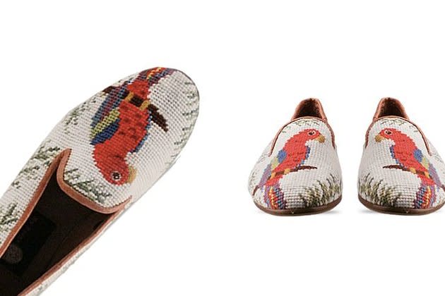 Die Slipper von Paige sind mit Papageien bestickt (Bild via www.solestruck.com)