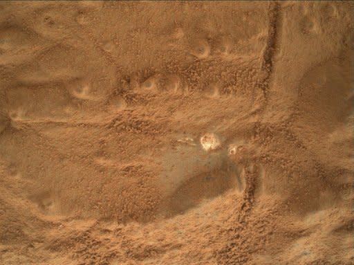 Imagen de la NASA tomada el 6 de febrero que muestra una marca del taladro de Curiosity en una roca marciana