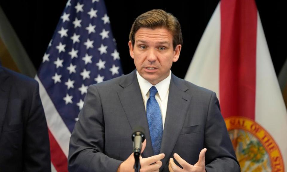 Ron DeSantis hablando en la conferencia de prensa ayer.