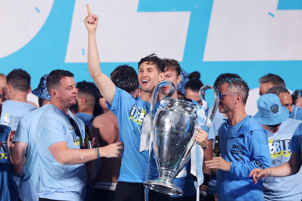 「藍月亮」在Pep Guardiola領導下，曼城順利完成英超三連霸！ (Photo by Alex Livesey/Getty Images)