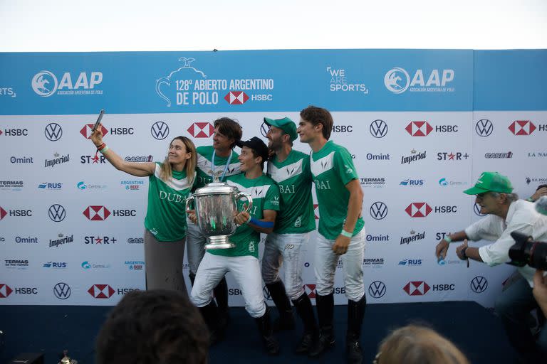 La selfie de los campeones con mamá Camila Cambiaso