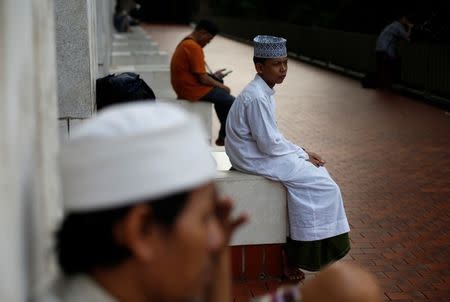 People wait to pray at a mosque in Jakarta, Indonesia, June 7, 2018. Picture taken June 7, 2018. REUTERS/Beawiharta