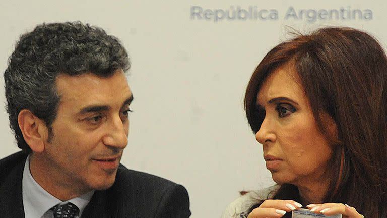 Randazzo tendrá el doble de espacios de publicidad que Cristina en radios y TV