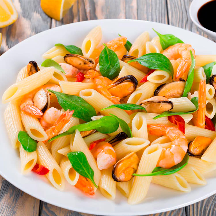 Ensalada de pasta con langostinos y mejillones