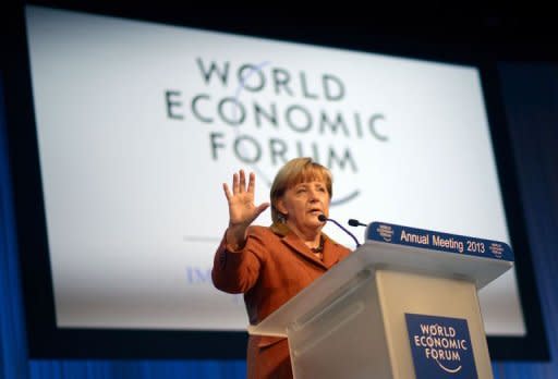 La jefa del Gobierno alemán, Angela Merkel, sugirió este jueves en Davos a España que adopte medidas para crear empleo con el fin de evitar una escalada de la situación política que amenaza con convertirse en un nuevo foco de inestabilidad. (AFP | Johannes Eisele)