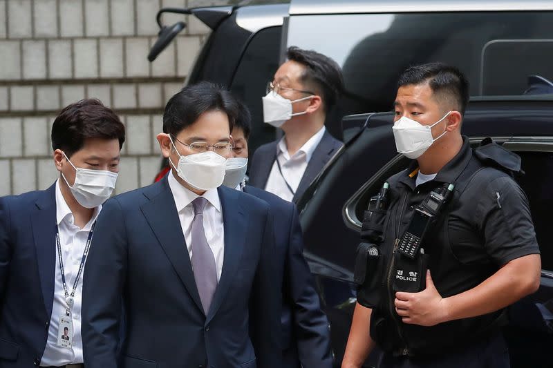 Samsung Group heir Jay Y. Lee arrives for a court hearing to review a detention warrant request against him at the Seoul Central District Court in Seoul