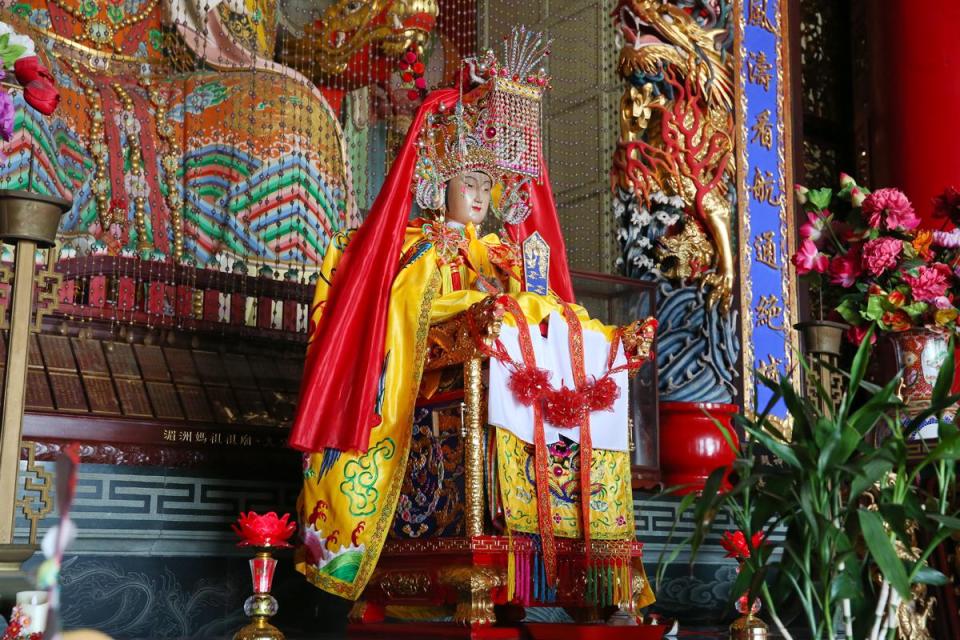 郭台銘在今年3月媽祖誕辰前，前往湄洲祖廟擲筊請示，獲媽祖聖筊指示，起駕來台遶境。