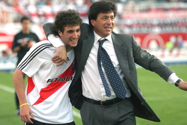 Daniel Passarella, técnico de River, abraza a Gonzalo Higuaín luego de vencer a Boca