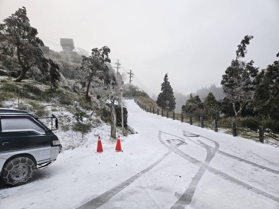 太平山今晨降雪，警方預警性封路。（三星分局提供）