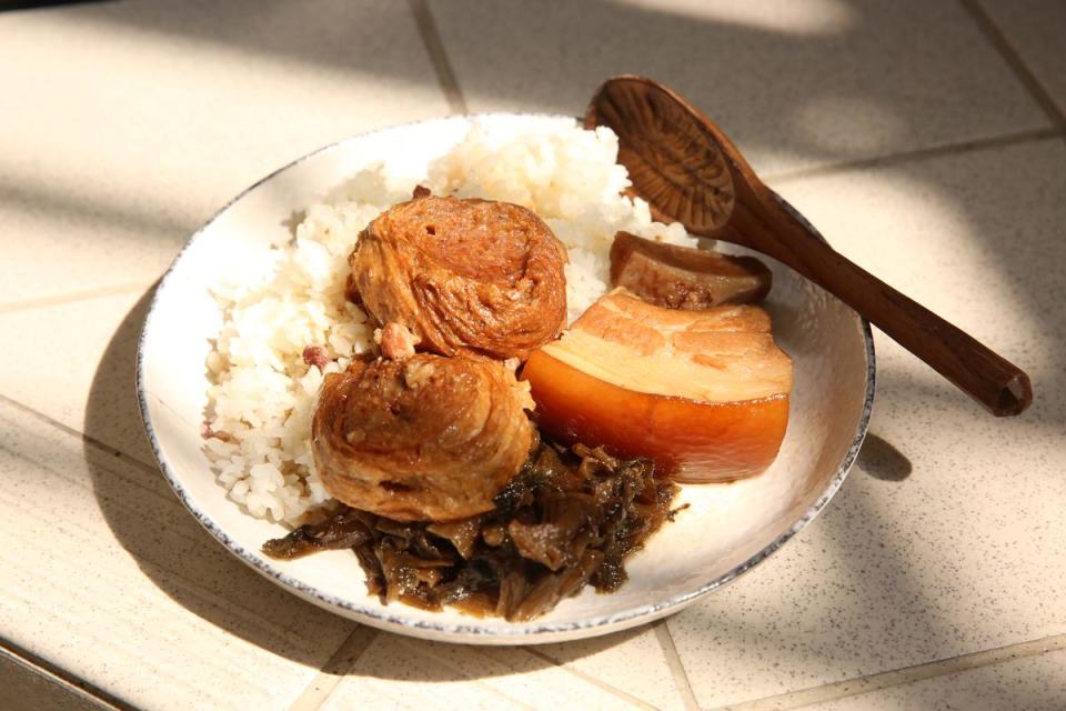 雖然家裡開鵝肉攤，但張藝的午餐是附近買的焢肉飯。