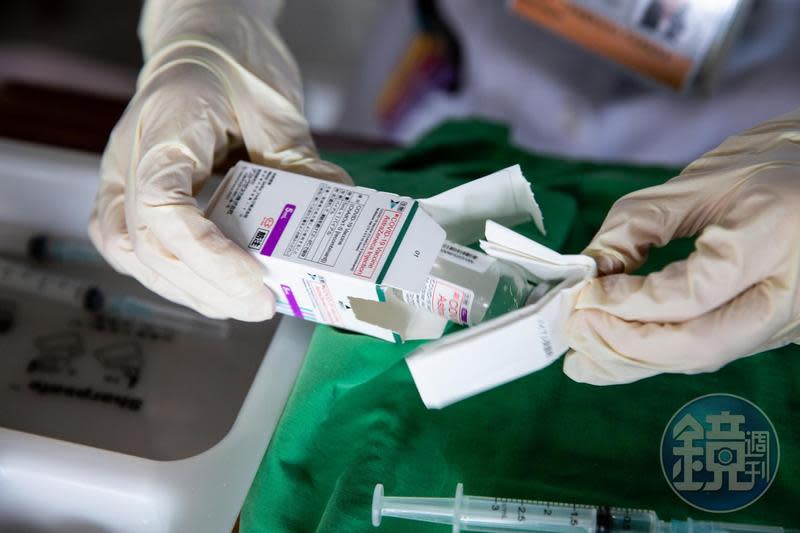 北市又爆出打「過期疫苗」，康寧醫院澄清是人工上傳資料時誤植。圖為AZ疫苗。（本刊資料照）