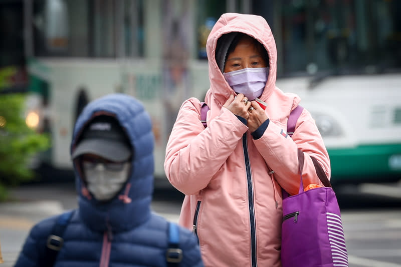 中央氣象署指出，8日、9日兩天強烈大陸冷氣團或寒流影響，各地早晚天氣非常寒冷，局部地區低溫可能在攝氏10度以下。圖為新北市板橋區外出民眾包緊緊抵禦寒風。（中央社）