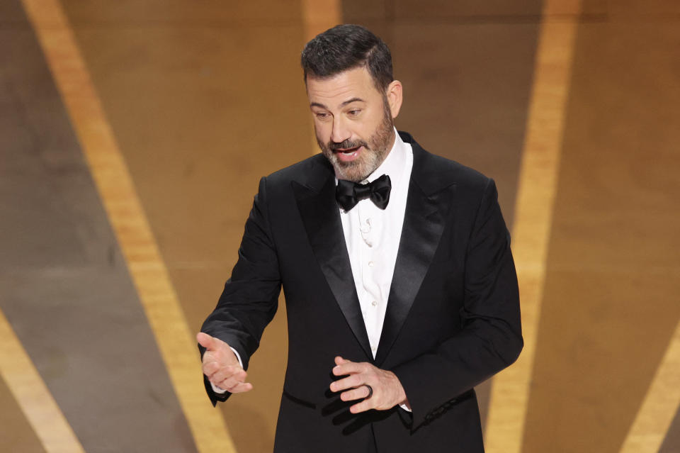 Auch Moderator Jimmy Kimmel feierte mit Carrey (Symbolbild: Reuters)