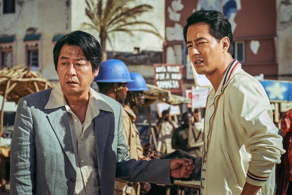 金倫奭（左）和趙寅成（右）以《逃出摩加迪休》入圍青龍獎最佳男主角，雖兩人都與獎座擦身而過，但電影成為本屆典禮最大贏家。（車庫娛樂提供）