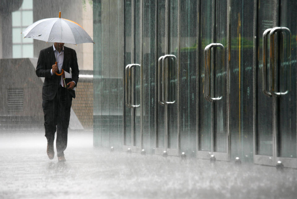 如果期指結算日遇上颱風及黑雨，牽連的影響就更大。