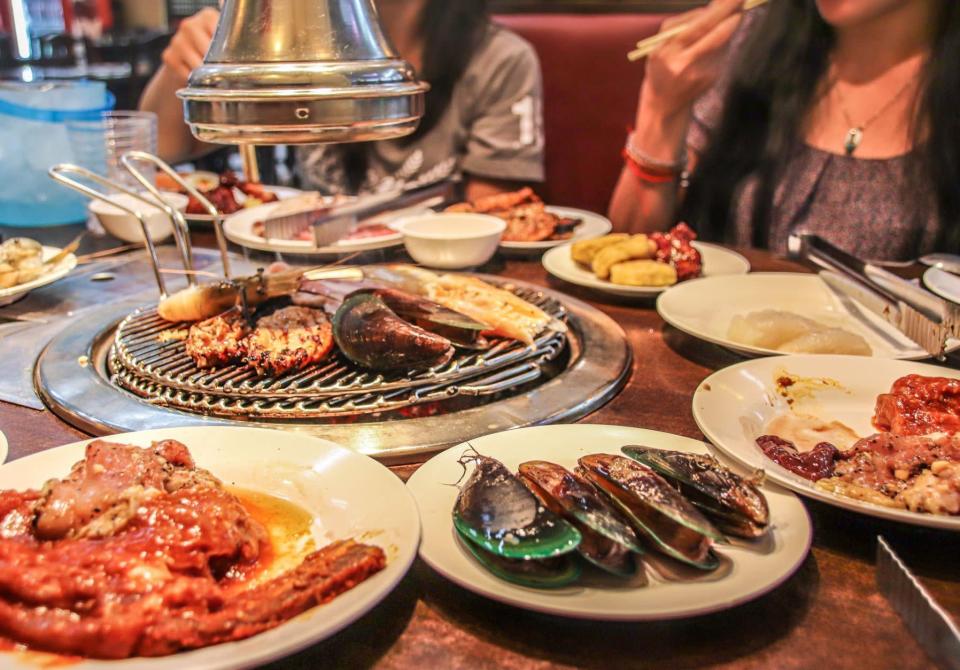 <p>Pour les Coréens·nes, le barbecue est le repas convivial par excellence. La raison étant que le gril est placé au centre de la table, chaque convive pouvant ainsi faire griller ses propres aliments. Autant vous dire que cette pratique est très ancrée dans la culture coréenne puisqu’elle remonte à la période Goguryeo, entre 668 et 37 avant J.-C.</p><p>Les grillades coréennes comportent généralement de la samgyeopsal (poitrine de porc), des galbi (côtes de bœuf), et du bulgogi, du <a href="https://www.elle.fr/Elle-a-Table/Les-dossiers-de-la-redaction/Dossier-de-la-redac/Recettes-marinades-pour-boeuf-au-barbecue" rel="nofollow noopener" target="_blank" data-ylk="slk:bœuf mariné" class="link ">bœuf mariné</a> à la sauce soja et au sésame. Enfin, le gogi-gui ne saurait se passer de banchans, des accompagnements traditionnels comme le <a href="https://www.elle.fr/Elle-a-Table/Recettes-de-cuisine/Kimchi-2700754" rel="nofollow noopener" target="_blank" data-ylk="slk:kimchi" class="link ">kimchi</a>, le jorim (un plat mijoté à base de bouillon épicé) et le namul, des légumes sautés et assaisonnés.</p><br>