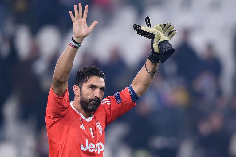 A los 45 años, y luego de vestir apenas tres camisetas de clubes en su carrera (Parma, Juventus y PSG), el arquero Gianluigi Buffon colgará los guantes.