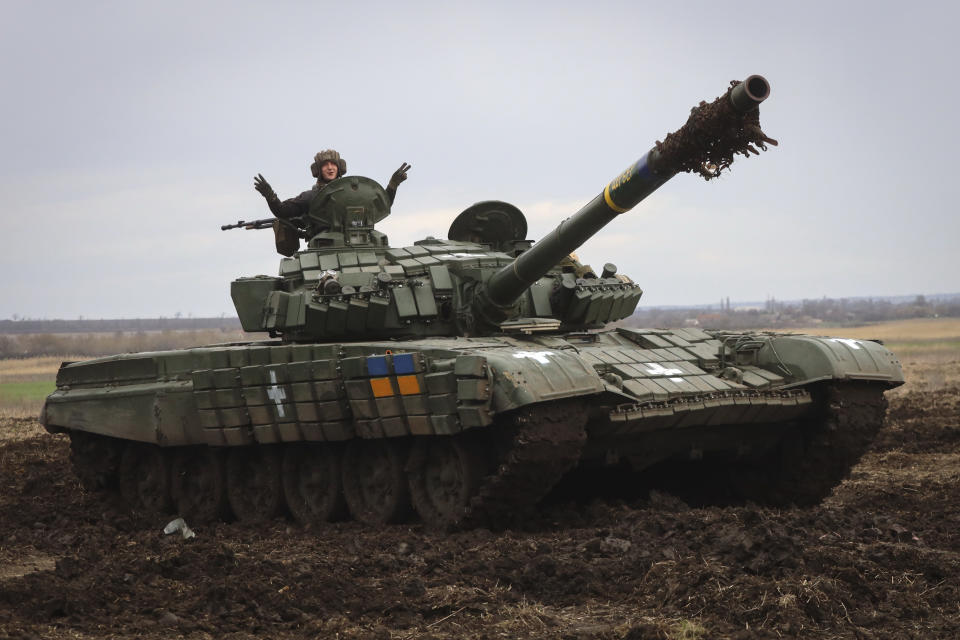 戍守巴赫姆特戰線的烏克蘭坦克旅官兵，面對記者鏡頭比出勝利手勢。(畫面來源：AP)