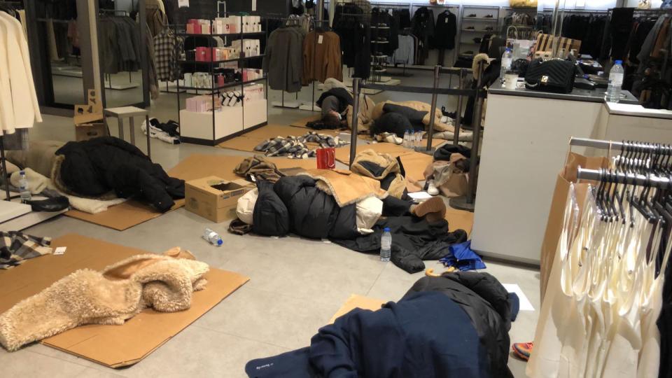 Empleados de ZARA duermen entre cartones al negarles cerrar antes por la  nieve