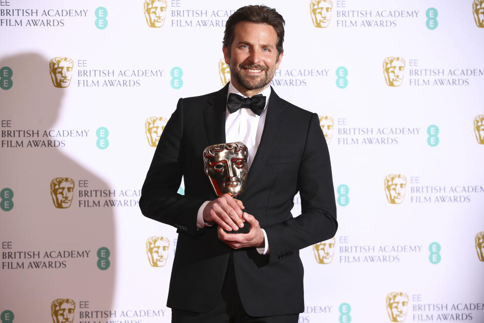 El actor y director Bradley Cooper posa con el Premio BAFTA a la mejor música original para su película "A Star is Born", el domingo 10 de febrero del 2019 en Londres. (Foto por Joel C Ryan/Invision/AP)