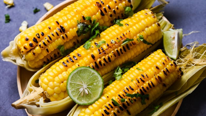 Grilled corn cobs, herbs