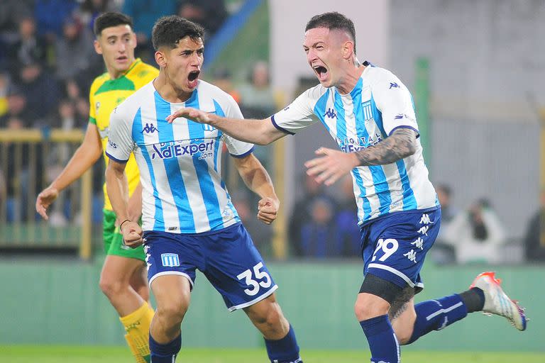 Aníbal Moreno festeja su gol con Santiago Quirós (35); el volante de Racing había cometido el error en el 1-0 de Defensa y Justicia y por eso el desahogo