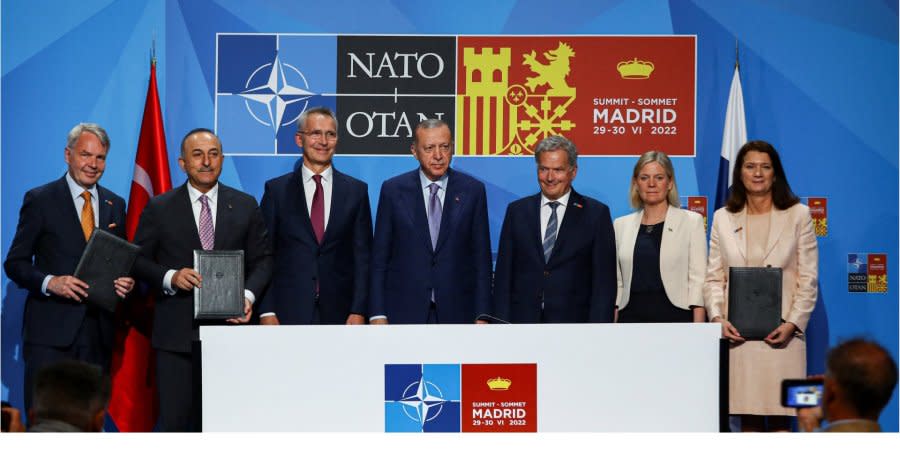 NATO Secretary General Jens Stoltenberg (third from left) with the leaders of Turkey, Sweden and Finland, as well as the foreign ministers of these countries after the signing of the memorandum on 28 June.