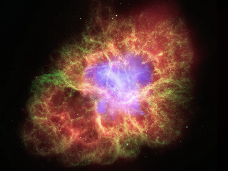 Ein extrem dichter Neutronenstern, die Überreste einer Supernova-Explosion, wie sie von drei Nasa-Observatorien aufgenommen wurden. - Copyright: NASA/JPL-Caltech/ESA/CXC/Univ. of Ariz./Univ. of Szeged