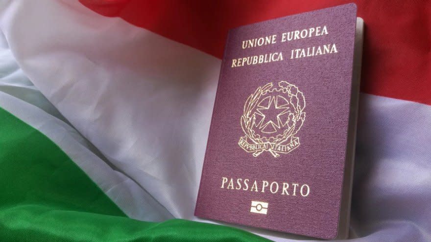 La Ciudadanía por Naturalización es el proceso por el cual una persona adquiere la ciudadanía italiana producto de la residencia mantenida durante de manera legal en territorio italiano o por otros motivos determinados por la ley.