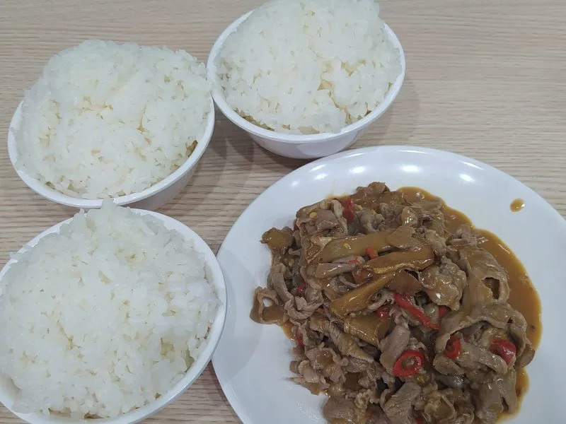 ▲新北三重有業者推出「3碗白飯+炒羊肉」吃完免費活動，吸引不少人朝聖挑戰，YouTuber「吃貨豪豪」花十分鐘完食。（圖／翻攝PTT）