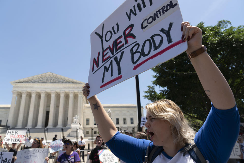 Archivo - Activistas por el derecho al aborto protestan frente a la Corte Suprema de EE.UU. en Washington, el 4 de julio de 2022. (AP Foto/José Luis Magaña, Archivo)