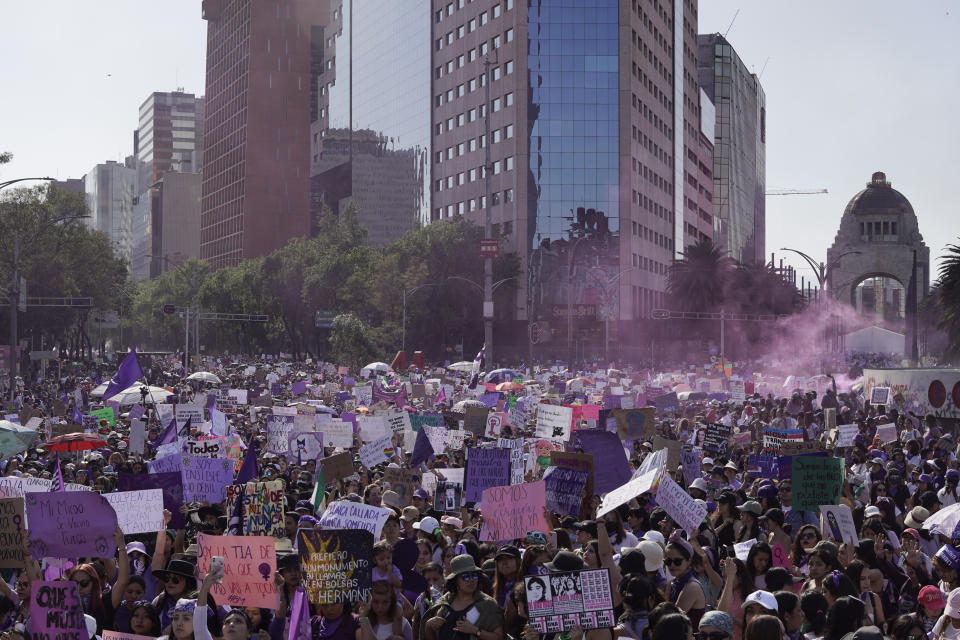 Mujeres se manifiestan contra la violencia de género en la conmemoración del Día Internacional de la Mujer, en Ciudad de México, el miércoles 8 de marzo de 2023. (AP Foto/Áurea del Rosario)