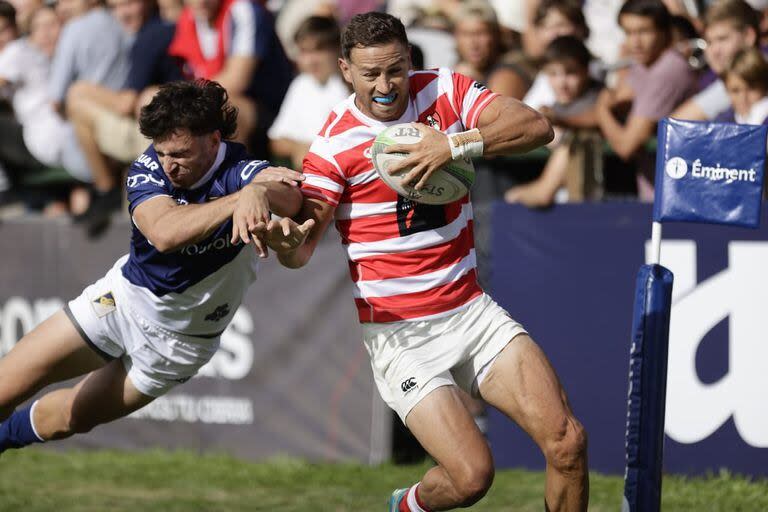 Otra escena del partido por la fecha 1 entre Alumni y Champagnat