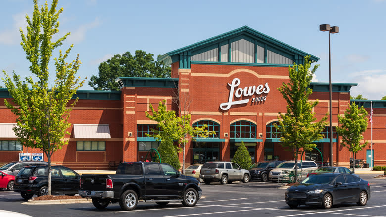 Exterior of Lowes Foods