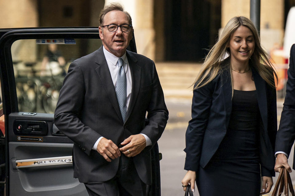 El actor Kevin Spacey llega al Tribunal de la Corona en Southwark, Londres, donde está acusado de tres cargos de agresión indecente, siete cargos de agresión sexual, un cargo de hacer que una persona participe en actividades sexuales sin consentimiento y un cargo de causar una persona a participar en actividad sexual con penetración sin consentimiento entre 2001 y 2005, el jueves 13 de julio de 2023. (Aaron Chown/PA vía AP)