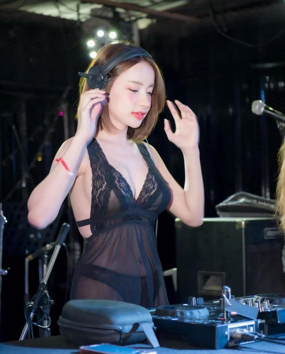 泰國知名DJ芭比莫絲曾穿性感薄紗上衣、內褲在DJ台放音樂。（翻攝IG @djbarbiemozz）
