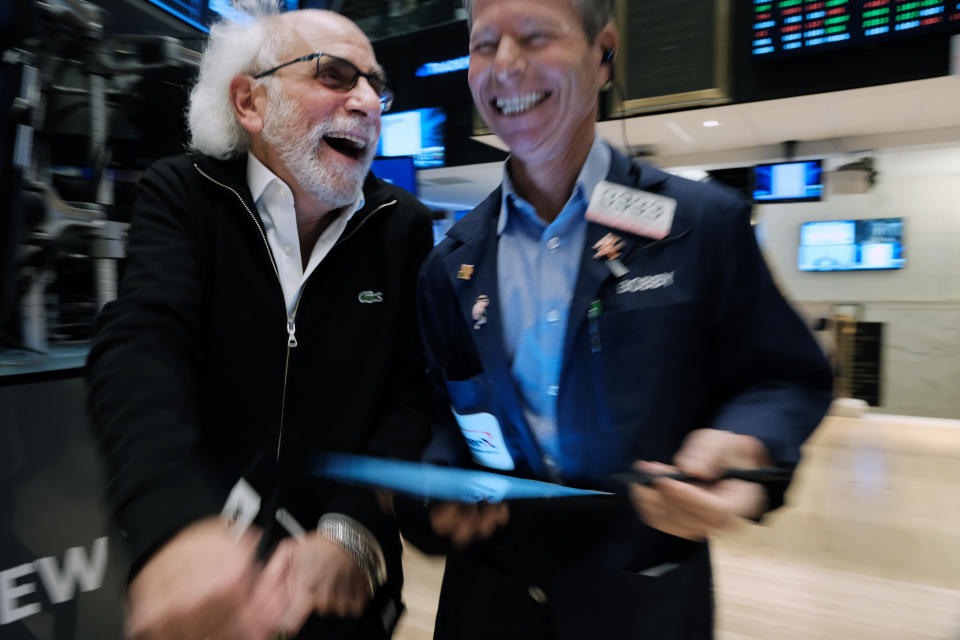 TSHIAB YORK, NEW YORK - Lub Kaum Hli 27: Tus tub luam Tshuag Peter Tuchman (L) ua haujlwm hauv pem teb ntawm New York Tshuag Txauv (NYSE) thaum Lub Kaum Hli 27, 2022 hauv New York City. Cov khoom lag luam txuas ntxiv lawv qhov kev nce siab rau hnub Thursday nrog Dow nce ze li 400 cov ntsiab lus tom qab daim ntawv tshaj tawm GDP tshiab uas yeej qhov kev cia siab. (Duab los ntawm Spencer Platt / Getty Images)