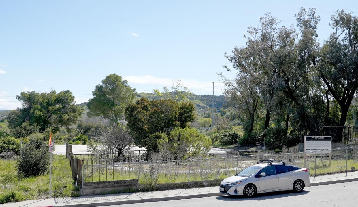 The Los Robles Health System is proposing a state-of-the-art cancer center for a vacant property at 400 E. Rolling Oaks Drive in Thousand Oaks.
