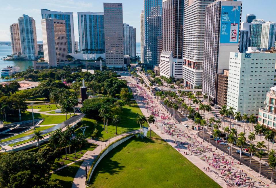 Peatones abriéndose paso por Biscayne Boulevard durante la caminata Susan G. Komen More Than Pink Walk en el downtown de Miami el sábado 16 de octubre de 2021.