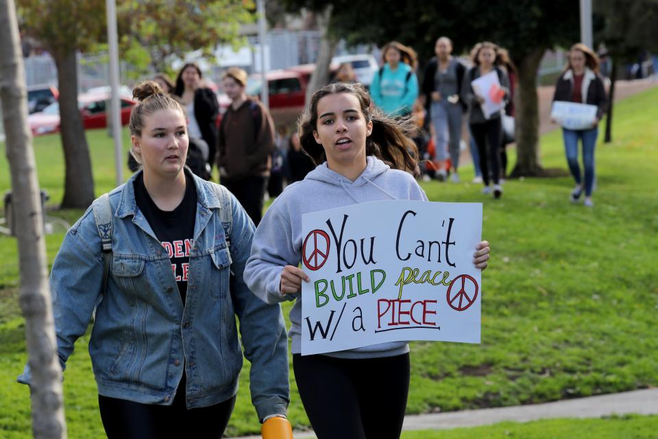 <p>Estudiantes del instituto Redondo Union protestan en contra de las armas con motivo de la protesta nacional que se celebra hoy en contra de la violencia con armas en la playa Redondo en California (Estados Unidos) hoy, 14 de marzo de 2018. Estudiantes, profesores y padres realizan un paro nacional de 17 minutos en memoria de las 17 personas muertas a tiros el pasado 14 de febrero en un instituto de Parkland, en el sur de Florida, y en demanda de un mayor control de venta de armas. EFE/ Andrew Gombert </p>