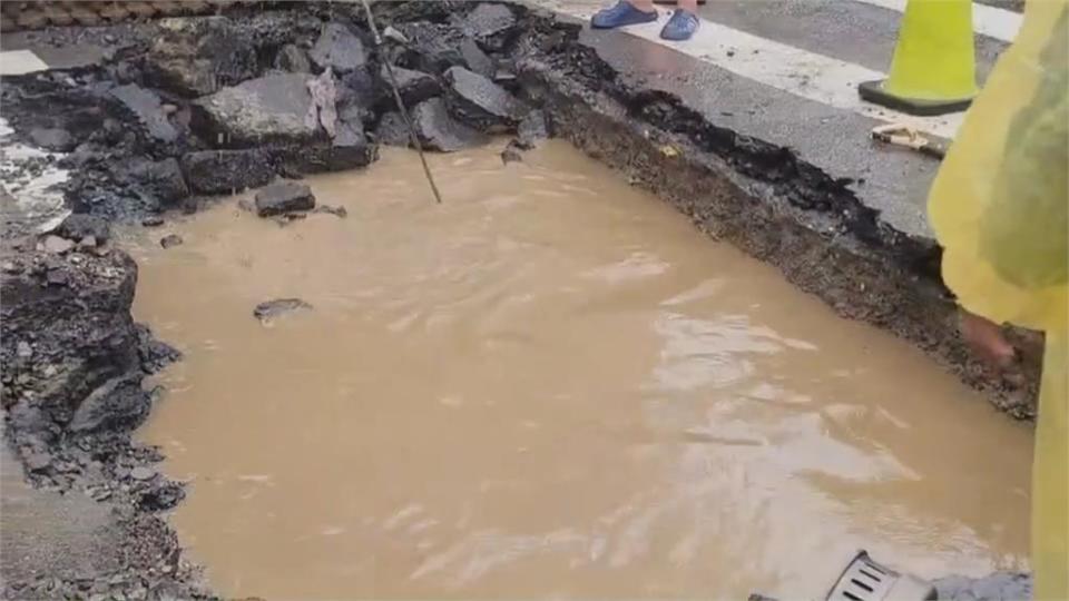 黃色泥水狂湧...水管爆裂路面隆起　基隆通勤族罵翻