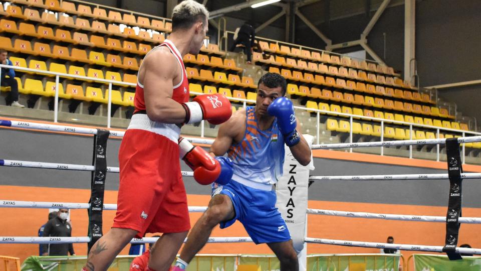 Vikas Krishan (blue) defeated London Olympc Bronze medalist Vicenzo Mangiacapre