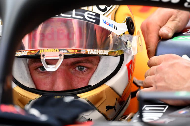 Max Verstappen ganó las dos últimas carreras de Fórmula 1 y no le quiere perder de vista al piloto de Ferrari Charles Leclerc. (Photo by GABRIEL BOUYS / AFP)