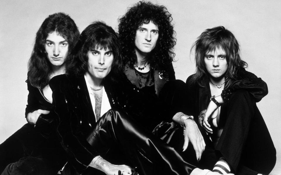 Sie sind die erste Band, die mit einem "klassischen" Song die Schallmauer durchbrach: Das Video zu Queens "Bohemian Rhapsody" wurde inzwischen über eine Milliarde mal bei Youtube angesehen. Kein anderer, vor 1990 gedrehter Clip hat das bislang geschafft. Trotzdem schaffen es Freddie Mercury damit nicht in die Top 20, ja nicht mal die Top 100 der meist gesehenen Videos ... (Bild: Universal Music)