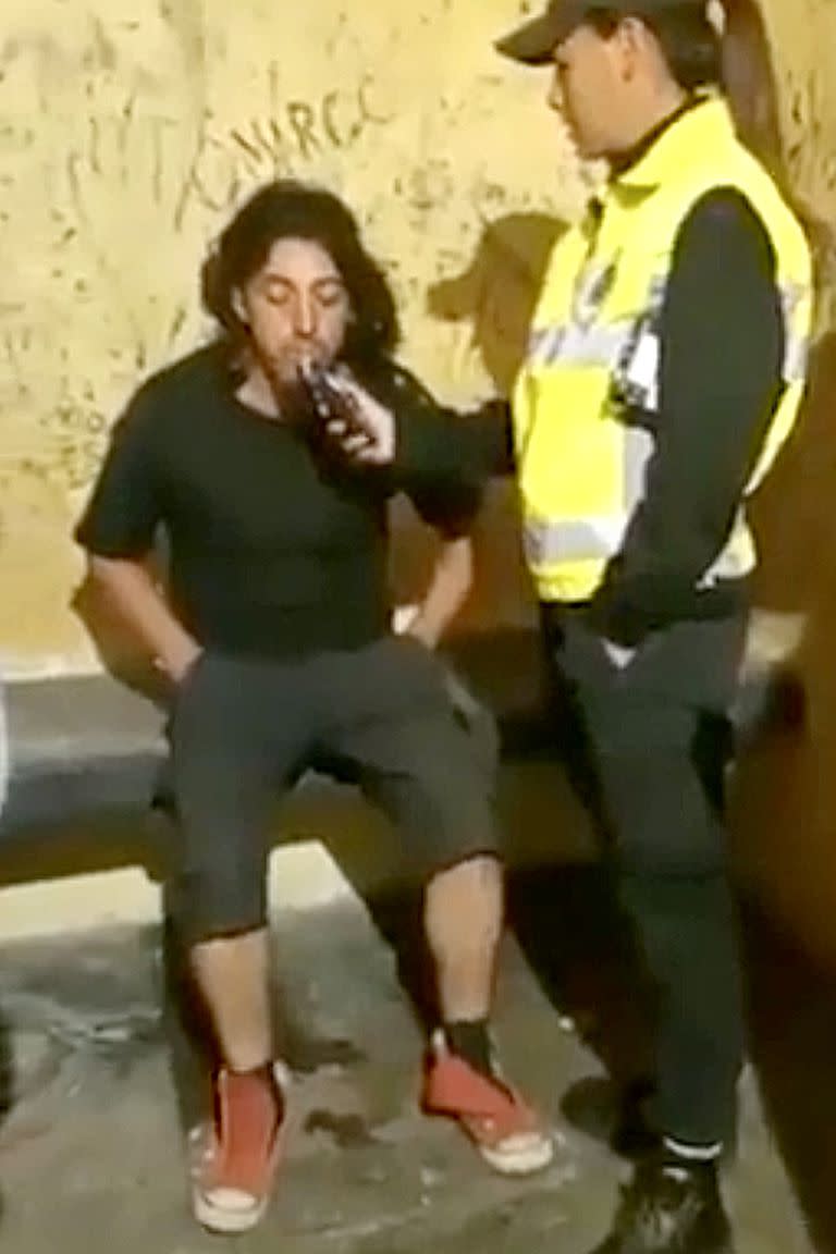 Jones Huala, en el momento en que le hacen el control de alcoholemia, tras ser detenido