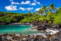 Als ein weiterer Klassiker für Paare mit gut gefülltem Geldbeutel gilt Hawaii. Die tropischen Inseln im Pazifischen Ozean bieten ganzjährig Sonnenschein bei Temperaturen zwischen 25 und 32 Grad Celsius. Baden, surfen, wandern - egal, wann Sie nach Hawaii reisen, es ist garantiert immer traumhaft schön auf den Inseln. (Bild: iStock / ShaneMyersPhoto)