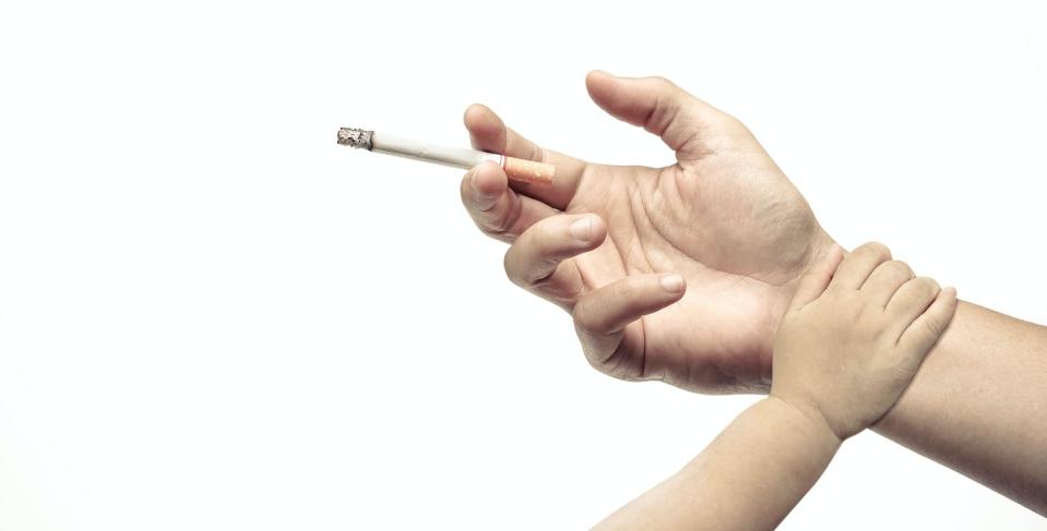 <a href="https://www.shutterstock.com/es/image-photo/stop-smoking-hand-baby-touching-father-437590453" rel="nofollow noopener" target="_blank" data-ylk="slk:Shutterstock / wk1003mike;elm:context_link;itc:0;sec:content-canvas" class="link ">Shutterstock / wk1003mike</a>