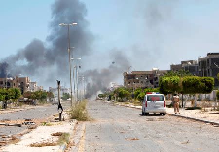 Smoke rises during a battle between Libyan forces allied with the U.N.-backed government and Islamic State fighters in neighborhood Number Two in Sirte, Libya August 16, 2016. REUTERS/Ismail Zitouny